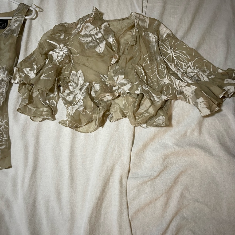 The color taupe for a woman that is maximum 5’2 reach fl